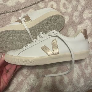 Veja Esplar Logo sneakers. Size US 10/41 UK. Never worn